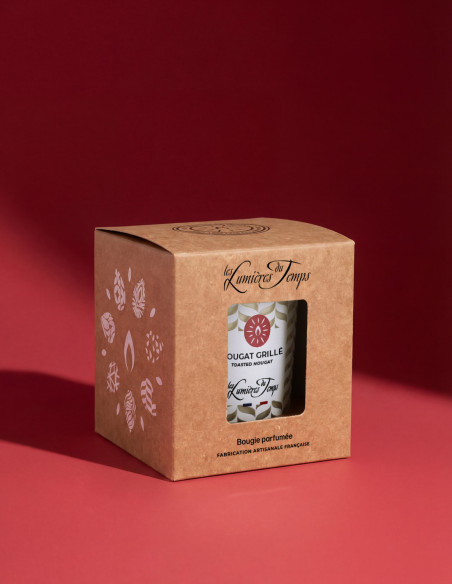 Bougie Végétale 180 g Nougat Grillé livrée avec sa boîte.