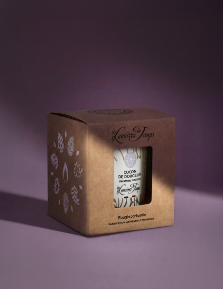Bougie Végétale 180 g parfum Cocon de Douceur livrée dans sa boîte.