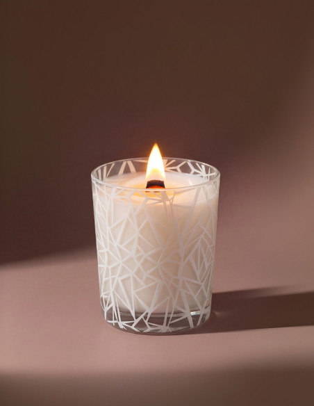 Bougie Végétale 180 g composée d'une mèche en bois crépitante parfum Balade en Forêt