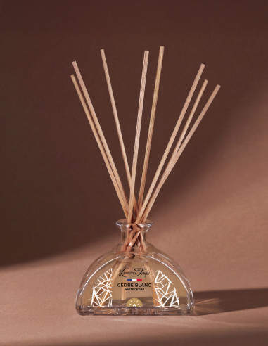 Diffuseur de Parfum 100 ml Cèdre Blanc : fragrance rafraichissante réchauffée d'épices et de bois.