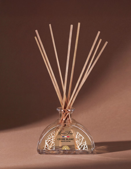 Diffuseur de Parfum 100 ml Cèdre Blanc : fragrance rafraichissante réchauffée d'épices et de bois.