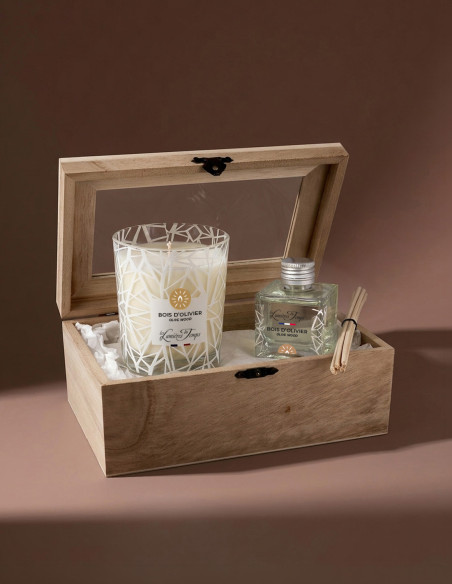 Coffret en bois composé d'une bougie parfumée 180 g et d'un diffuseur de parfum 50 ml. Parfum Bois d'Olivier.