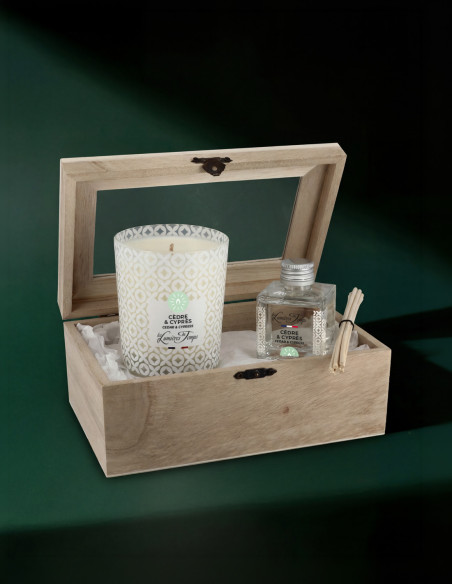 Coffret parfumé Cèdre et Cyprès, un duo de parfum, en bois composé d'une bougie 180 g et d'un diffuseur de parfum 50 ml.