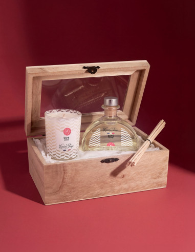 Coffret bois Café avec diffuseur 100 ml et bougie 90 g. Parfum gourmand intense pour une ambiance chaleureuse et réconfortante.