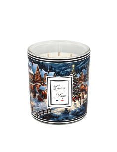 Une bougie généreuse inspirée de l'atmosphère féerique des marchés de Noël enneigé, diffusant un parfum gourmand et épicé. 2